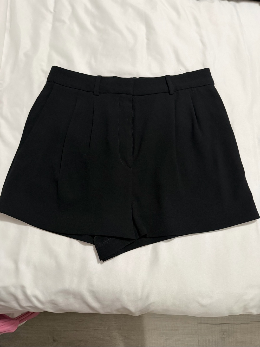 Aritzia Babaton Black High-Rise Pleated Women's Shorts